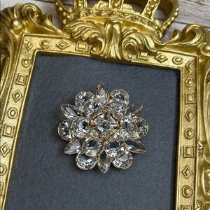 Vintage Juliana? Crystal Flower Brooch featuring clear, domed,& layered crystals